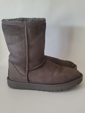 UGG Women's Classic Gray Boots Size 7 Iconic Style